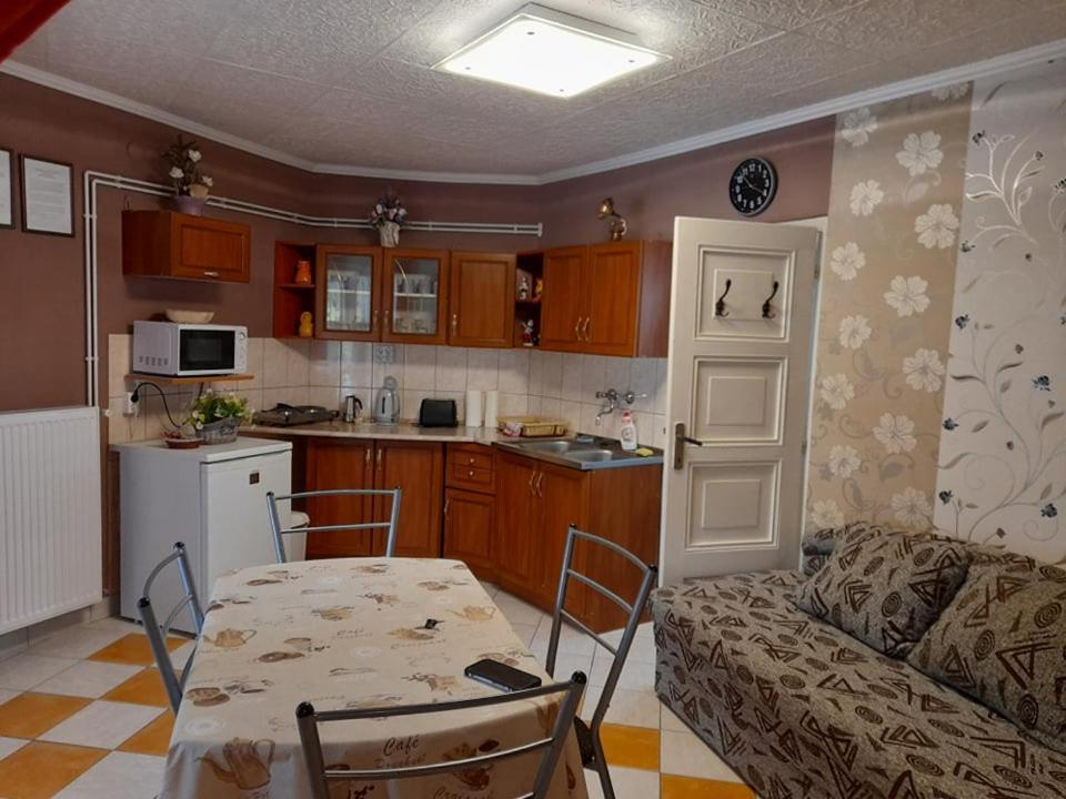 Gyoengyvirag Apartment Romhány Extérieur photo